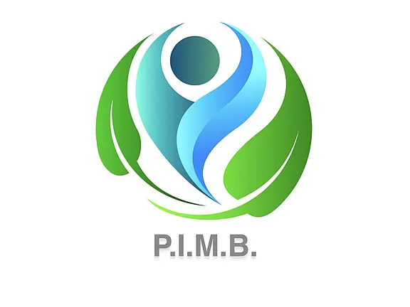 Logo: Eine blaue, stilisierte Person bildet eine S‑Form, eingerahmt von grünen Blättern zu einem Kreis. Es vermittelt Natur, Gesundheit oder Schutz. Darunter steht in grauen Großbuchstaben der Name „P.I.M.B.“