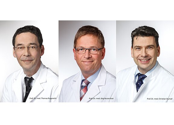 Drei Porträtbilder von Ärzten in weißen Kitteln. Links: Prof. Dr. med. Thomas Rupprecht. Mitte: Prof. Dr. med. Jörg Reutershan mit Brille. Rechts: Prof. Dr. med. Christian Stumpf, lächelnd. Alle drei haben eine freundliche Ausstrahlung und sind im klinischen Kontext dargestellt.