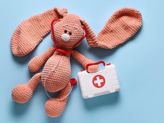 Hinweisfoto für den Kindernotfallkurs. Kuscheltier mit Notfallkoffer