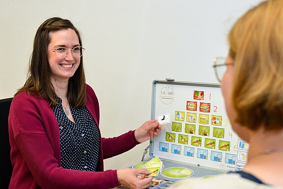 Eine Ernährungsberaterin erklärt einer Patientin die Ernährungspyramide.