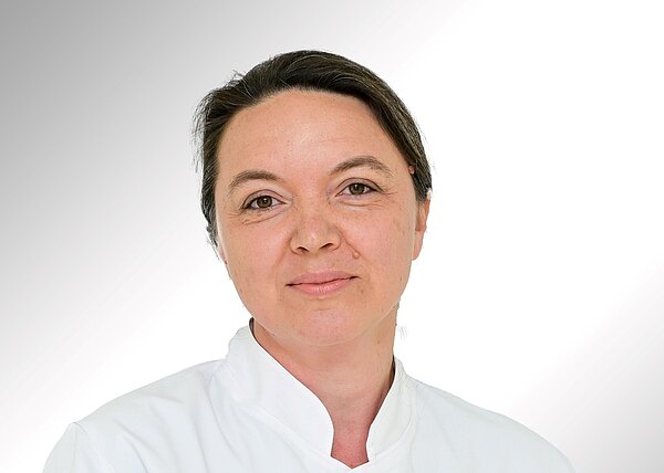 Portraitbild von Bianca Stancu, Oberärztin der Klinik für Nephrologie und Angologie. Fachärztin für Inner Medizin und Nephrologie
