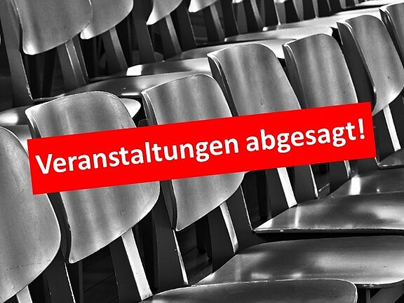 Ein Bild von leeren Stühlen in Schwarz-Weiß, überlagert von rotem Text, der "Veranstaltungen abgesagt!" verkündet.