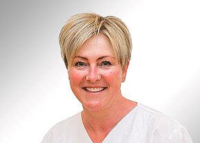 Station 4b Portraitbild von Bettina Schlöger. Bereichsleitung der Stationen 4b und 6b