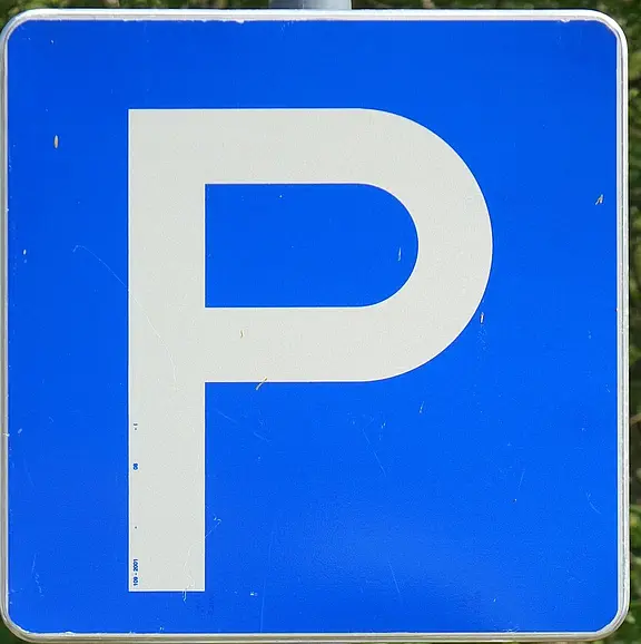 Blaues, quadratisches Verkehrsschild mit großem weißen „P“ – weist auf einen Parkplatz hin.