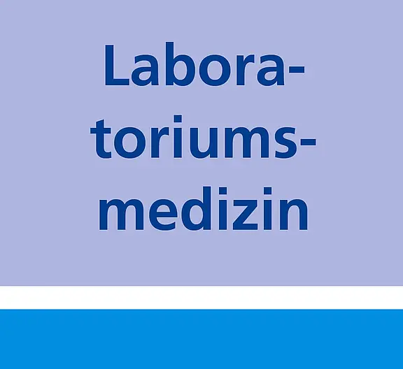 Grafik mit dem Schriftzug „Laboratoriumsmedizin“ in dunkelblauer Schrift auf hellblauem Hintergrund; unten verlaufen ein weißer und ein blauer Balken.