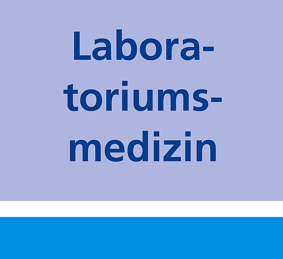 Grafik mit dem Schriftzug „Laboratoriumsmedizin“ in dunkelblauer Schrift auf hellblauem Hintergrund; unten verlaufen ein weißer und ein blauer Balken.