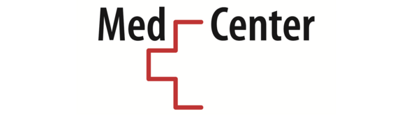 Logo eines medizinischen Zentrums: schwarzer Schriftzug „Med Center“. Zwischen den Wörtern ein rotes, kantiges Kreuz in Treppenform, das Gesundheit und Medizin symbolisiert.