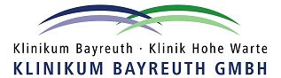 Logo des Klinikums Bayreuth GmbH: zwei bogenförmige Linien in Blau und Grün. Text: „Klinikum Bayreuth · Klinik Hohe Warte“ und groß „KLINIKUM BAYREUTH GMBH“.