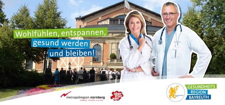 Bild zeigt zwei Ärzte in weißen Kitteln, die freundlich lächeln. Im Hintergrund ist ein Gebäude und Menschen zu sehen. Text: "Wohlfühlen, entspannen, gesund werden und bleiben!" sowie "Gesundheitsregion Bayreuth".