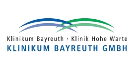 Logo des Klinikums Bayreuth GmbH: zwei überkreuzte, geschwungene Bögen in Blau und Grün. Text: „Klinikum Bayreuth • Klinik Hohe Warte“ und „KLINIKUM BAYREUTH GMBH“.
