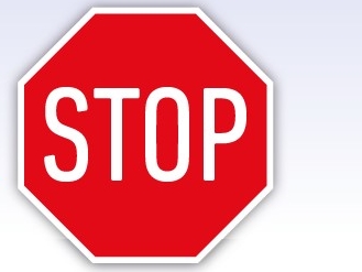 Rotes, achteckiges Verkehrsschild mit weißer Aufschrift „STOP“; bedeutet: sofort anhalten.